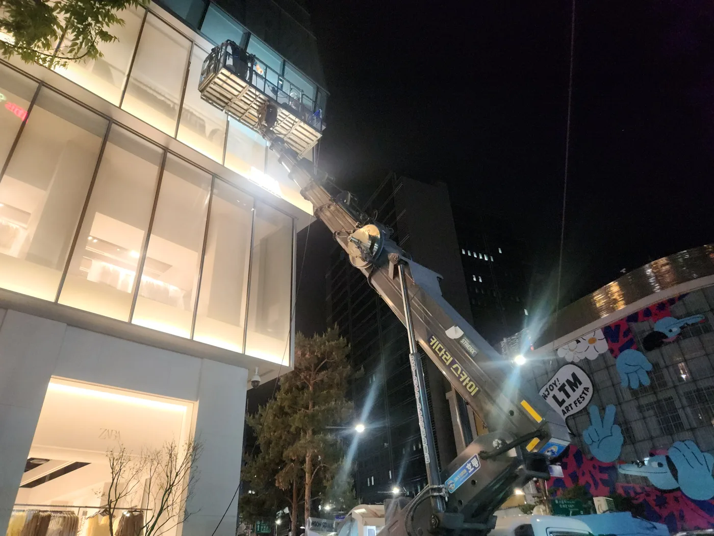 야간 건물 외벽 현장