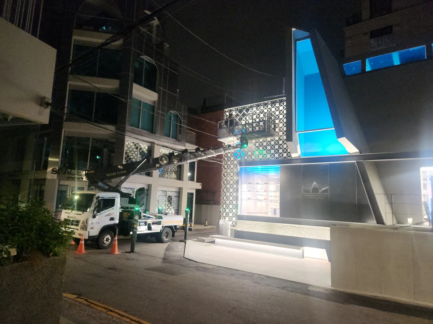 야간 건물 외벽 현장