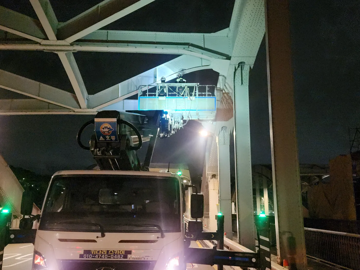 야간 교량 아래 현장