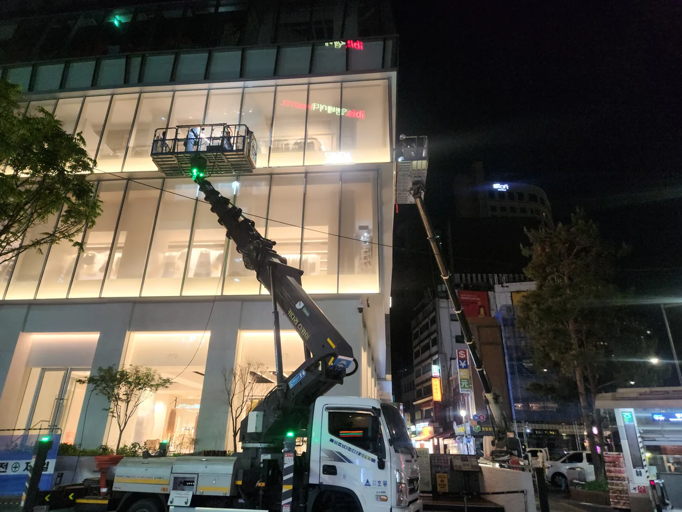 야간 건물 외벽 현장