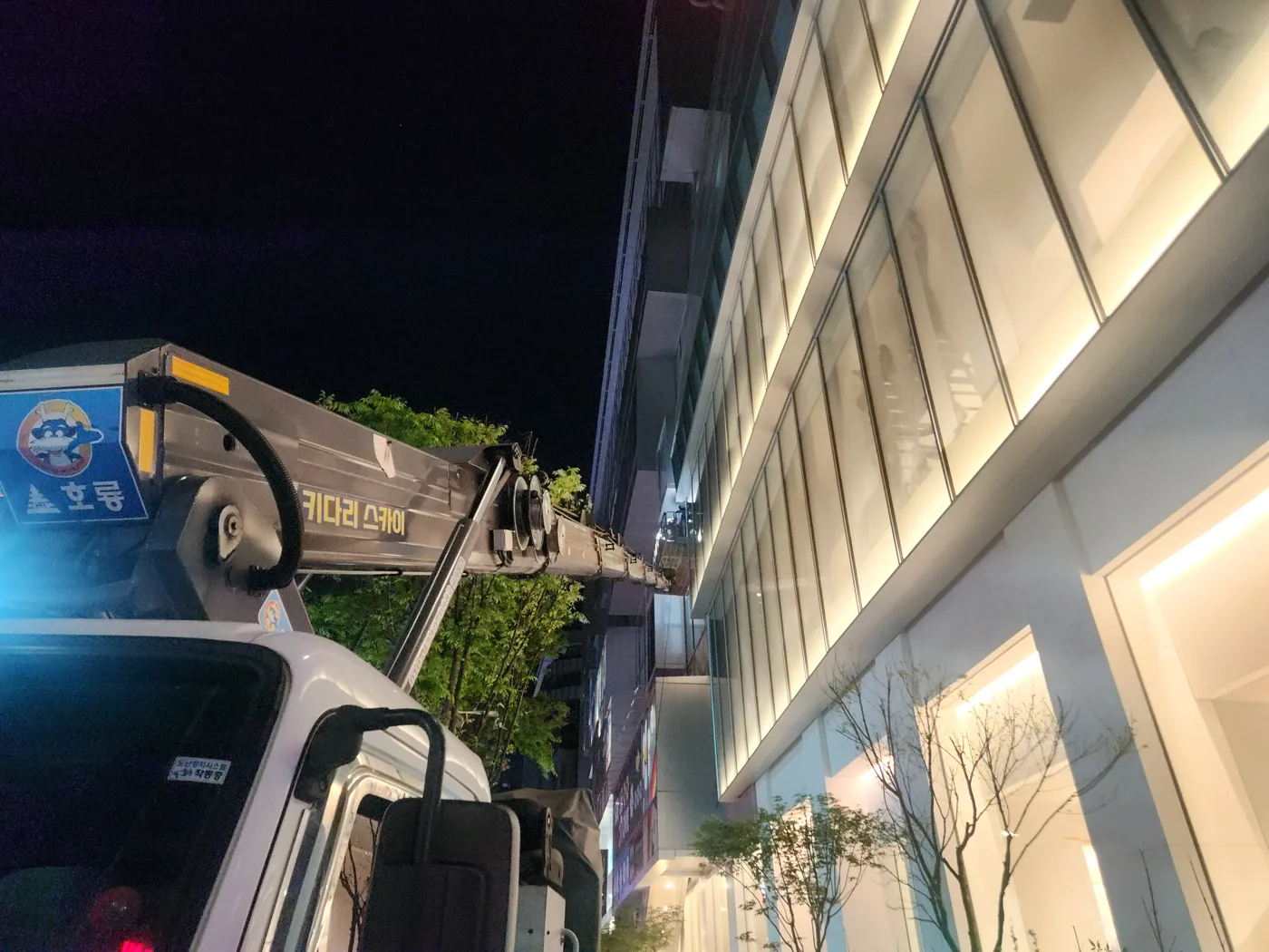 야간 건물 외벽 현장