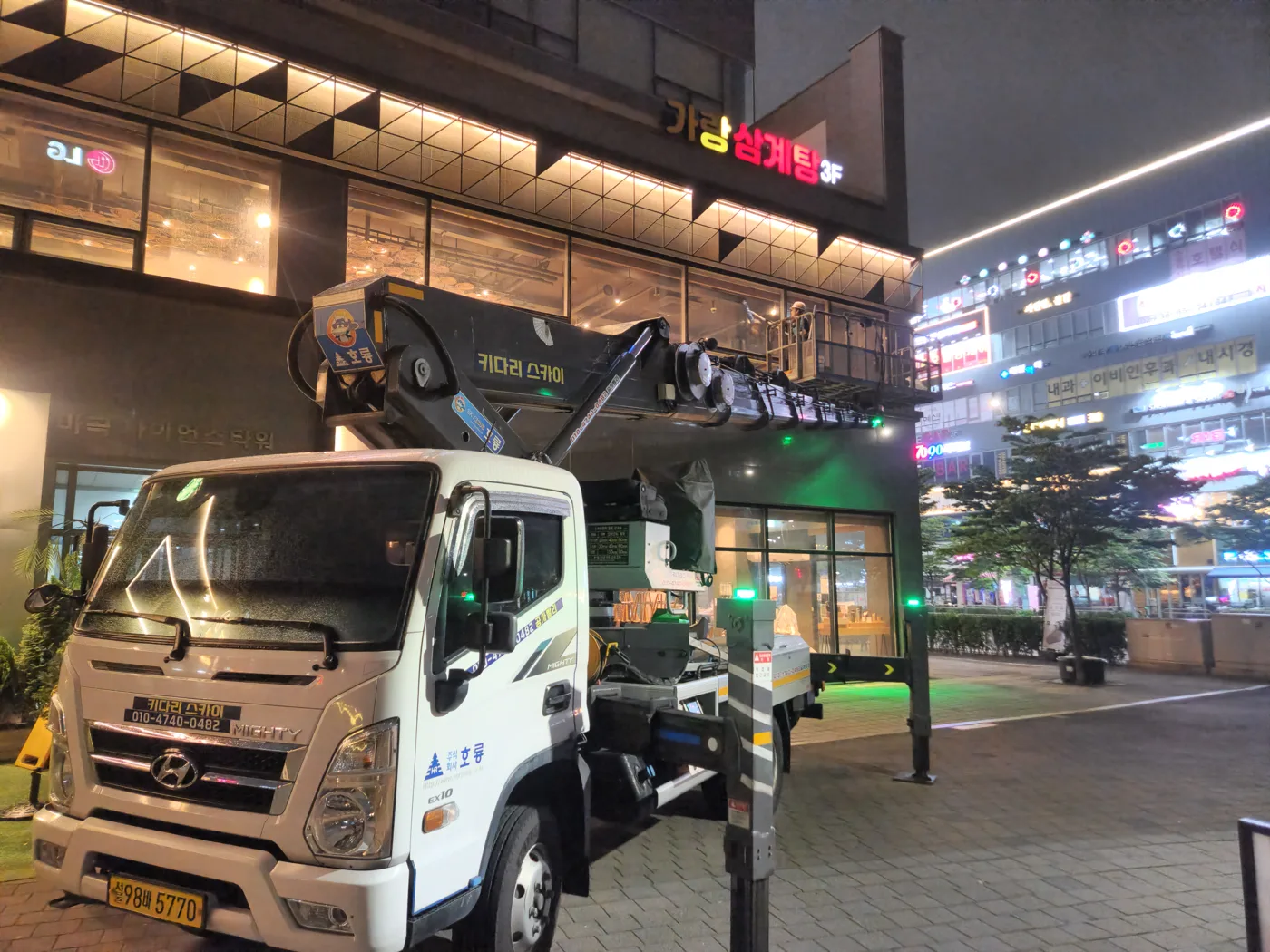 야간 건물 외벽 현장