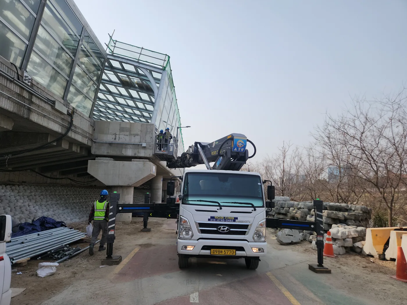 교량 아래 현장