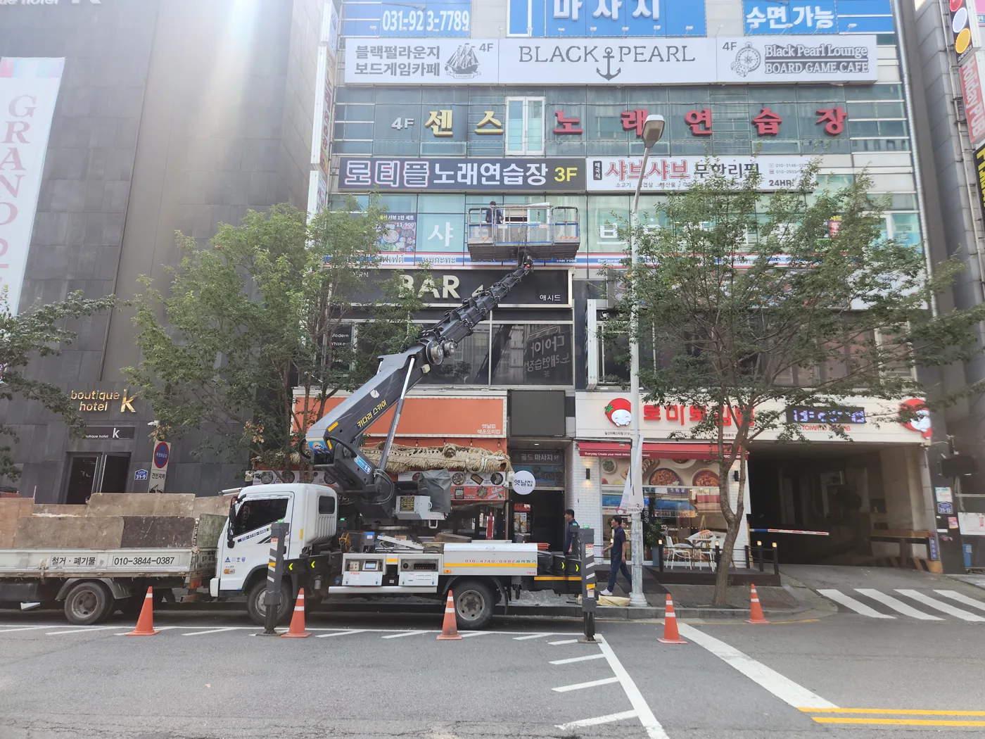 야간 건물 외벽 현장
